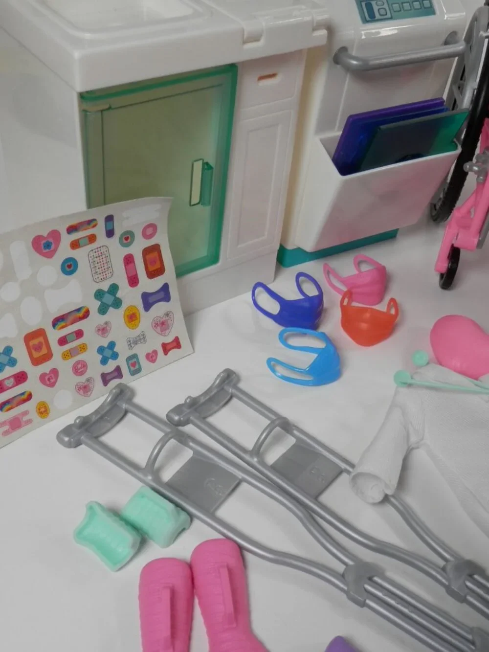 2020 Barbie Fast Cast Clinic Playset Doctor Office Hospital Medical Dough GTN61